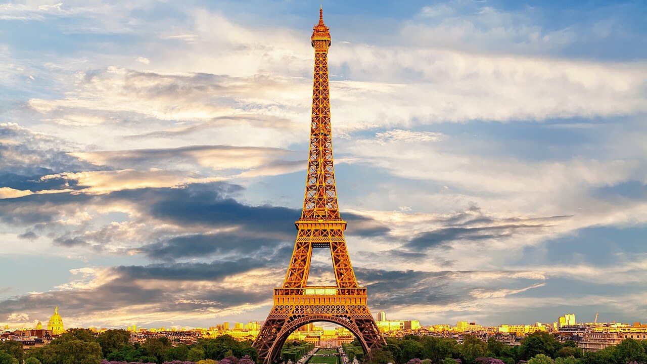 Eiffelturm über den Dächern von Paris