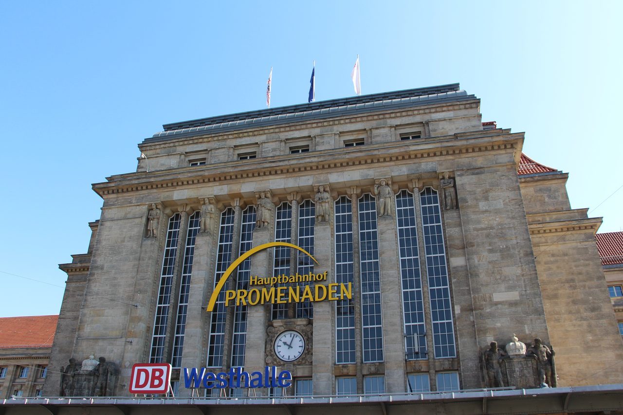 Fassade des Leipziger Hauptbahnhofs am Willy-Brandt-Platz